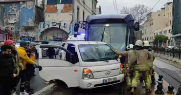 Karaköy’de tramvay kamyonete çarptı: Hat ulaşıma kapandı