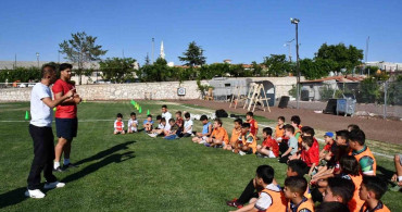 Karaman’da İl Özel İdaresi’nin ücretsiz yaz futbol kursu başladı
