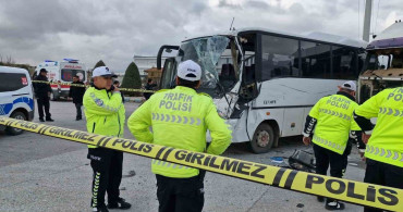 Karaman'da İşçi Servisi ile Tır Çarpıştı