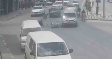 Karaman’da kavşakta motosiklet ve hafif ticari araç çarpıştı, 2 kişi yaralandı