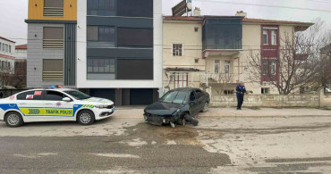 Karaman'da Kontrolden Çıkan Otomobil Kaldırıma Çıktı