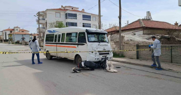 Karaman'da Minibüs Elektrikli Bisiklete Çarptı: İki Çocuk Ağır Yaralı