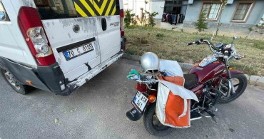 Karaman'da minibüse çarpan motosiklet sürücüsü yaralandı
