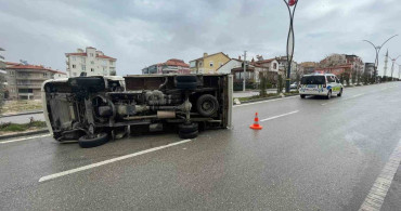 Karaman'da Trafik Kazası: Kamyonet Devrildi, 2 Yaralı