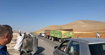 Karaman'da traktörün römorkuna çarpan otomobil devrildi: 1 yaralı