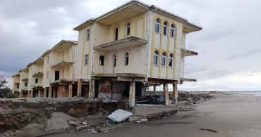 Karasu'da Kıyı Erozyonu: Villalar Tehlikede