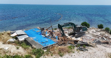 Karataş'ta Kaçak Yapıların Yıkım Süreci Devam Ediyor