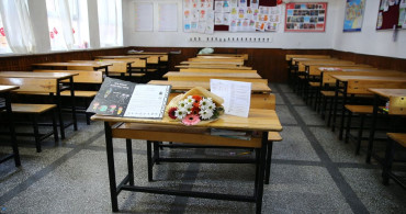 Kardeşlerin Karneleri Sıralarına Çiçeklerle Bırakıldı