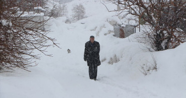 Karlıova'da Yoğun Kar Yağışı 25 Köy Yolunu Kapattı