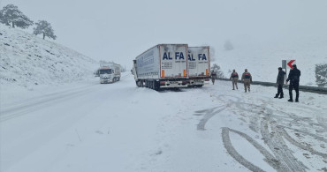 Kars-Erzurum Kara Yolunda Kar Yağışı Nedeniyle Ulaşım Zorlaşıyor
