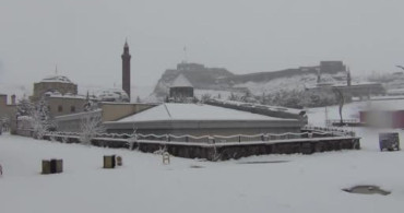 Kars Nisan Ayında Beyazlara Büründü