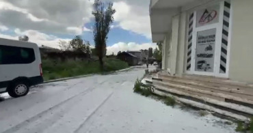 Kars'ın Arpaçay ilçesinde dolu yağışı, vatandaşları kar temizler gibi çalışmaya zorladı