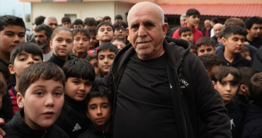 Karşıyaka'da Sporcu Velileri Halı Sahaya Tepki Gösterdi