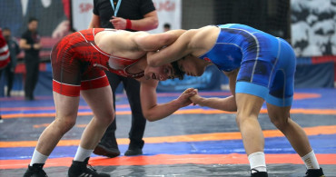 Kars'ta 17 Yaş Altı Güreş Müsabakaları Başladı