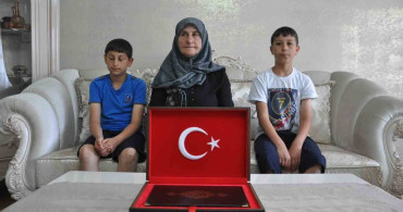 Kars’ta bayrak sevgisi: Aynı aileden iki kuşak valilik önünde Türk bayrağını öptü