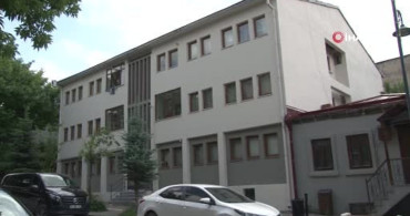 Kars'ta bayrak sevgisi: İki kuşak, 7 yıl arayla Türk bayrağını öptü