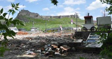Kars’ta belediyeye ait bahçe, inşaat kalıntılarıyla tarihi bölgeyi olumsuz etkiliyor