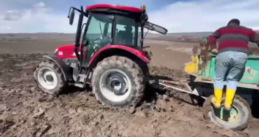 Kars'ta Çamura Saplanan Traktörlerin Kurtarılması Önemli Bir Mücadele Gerektirdi