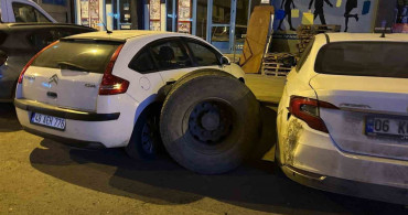 Kars'ta Kamyon Tekerinin Kopmasıyla Park Halindeki Araçlar Zarar Gördü