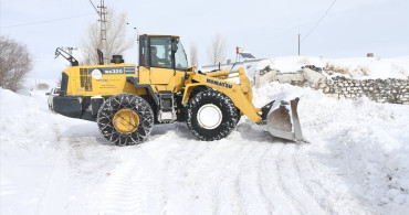 Kars'ta Karla Mücadele: Ekipler 3-4 Metreyi Aşan Karda Çalışıyor