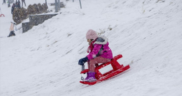 Kars'ta Kızak Keyfi: Çocuklar Yarıyıl Tatilini Beyaz Gerçekle Taçlandırdı
