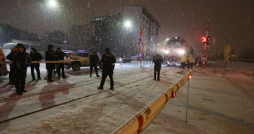 Kars'ta Lokomotifin Çarptığı Genç Ağır Yaralandı