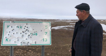 Kars'ta Magandalar Köy Tabelasına Ateş Açtı
