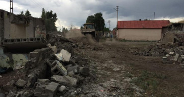 Kars’ta Metruk Binalar Tek Tek Yıkılarak Temizleniyor