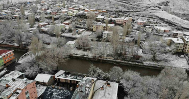 Kars’ta Nisan Ayında Ağaçlar Kırağı Tuttu
