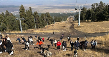Kars'ta Öğrenciler Doğa Yürüyüşü Yaparak Kayak Pistlerini Temizledi