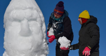 Kars'ta Sarıkamış Şehitleri Anısına Kardan Heykeller Yapılıyor