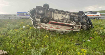 Kars'ta Ticari Araç Devrildi: 1 Yaralı