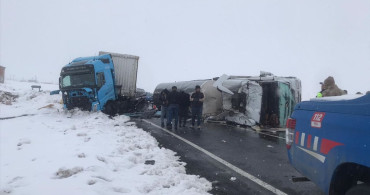 Kars'ta Tır ve Tanker Çarpıştı: Yaralılar Var