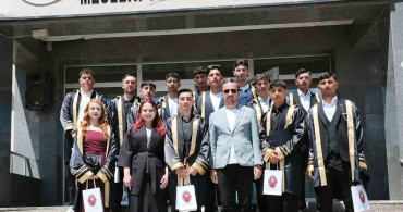 Kars’ta veteriner sağlık teknisyenleri mezuniyet sevinci yaşadı