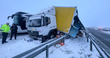 Kars'ta Yolcu Otobüsü Kamyona Çarptı: 9 Yaralı