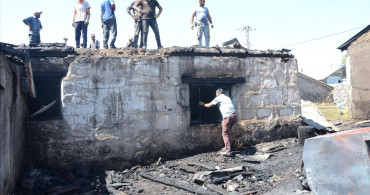 Kars'taki Yangın Felaketi: Eşyalar ve Hayvanlar Zarar Gördü