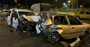 Kartal'da Hafif Ticari Araç Park Halindeki Otomobile Çarptı