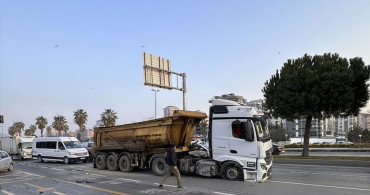 Kartal'da Trafik Kazası: Otomobil Durağa Girdi