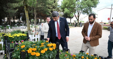 Kartepe Belediyesi'nden Bayram Öncesi Mezarlık Ziyareti İçin Çiçek Dağıtımı