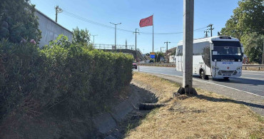 Kartepe'de yön tabelasına çarpan panelvan kazasında 1 kişi hayatını kaybetti, 2 kişi yaralandı