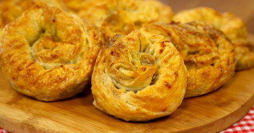 Kaşarlı Kavurmalı Gül Böreği Tarifi