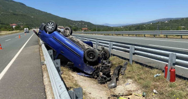 Kastamonu'da bariyerlere çarpan hafif ticari araç ters döndü, 3 yaralı