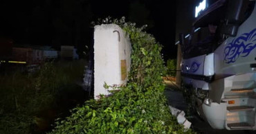 Kastamonu'da direksiyon başında rahatsızlanan sürücü kamyonla istinat duvarına çarptı