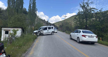 Kastamonu'da Kafa Kafaya Çarpışma: 3 Yaralı