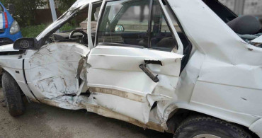 Kastamonu'da Otomobil Park Halindeki Tıra Çarptı: 2 Yaralı