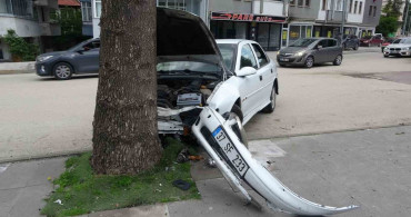 Kastamonu'da Virajı Alamayan Otomobil Ağaca Çarptı