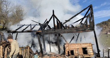 Kastamonu'da Yangın: 2 Katlı Ahşap Ev Kullanılamaz Hale Geldi