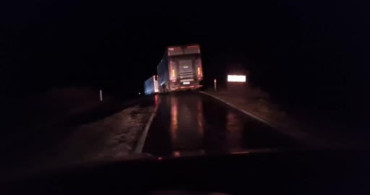 Kayan Tır Heyecan Verdi, Ulaşımı Uzun Süre Durdurdu