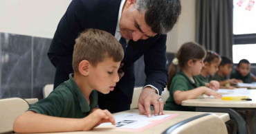 Kaymakam Şener, öğrencilerin karne mutluluğuna ortak oldu