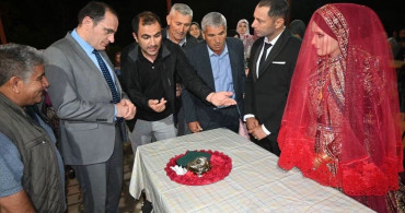 Kaymakam Türker, yeni evlenen çiftin düğününde piste çıktı